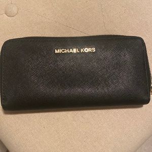Michael Kors zip continental women’s wallet. Gently used, like new